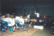 Photo en couleur du concert de 1987 où l'on peut voir la scène avec les musiciens