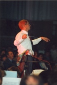 Photo en couleur du concert de 1987 où l'on peut voir le directeur