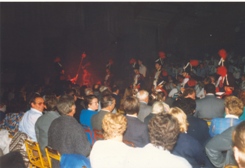 Photo en couleur du concert de 1987 où l'on peut voir des soldats napoléoniens défilés dans le public