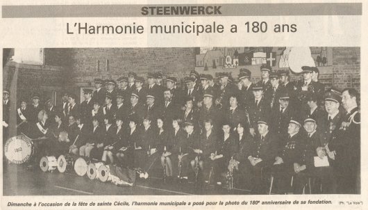 Photo des membres de l'harmonie à la salle des sports en 1992