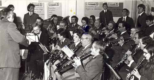 Photo en noir et blanc de l'harmonie en 1976 lors du concours '51 aime la musique'