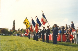 Photo en couleur du festival de 1987 où on peut voir 4 porte drapeaux