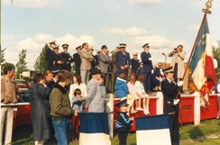 Photo en couleur du podium avec les personnalités lors du festival de 1987
