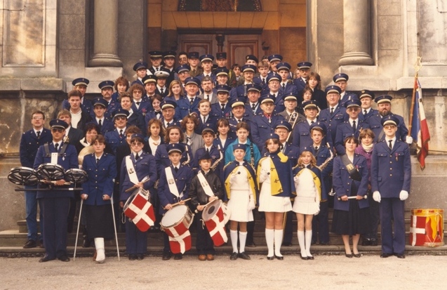 Photo de l'harmonie devant le porche de l'église lors de la Ste-Cécile de 1987