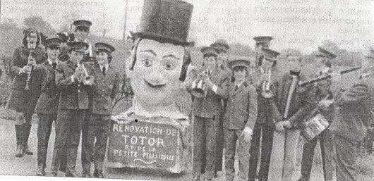 Photo en noir et blanc de l'harmonie en 1978 lors de l'inauguration de Totor III'
